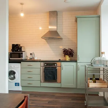 Spacious, Modern Two Bed With Parking *