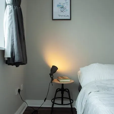 Spacious, Modern Two Bed With Parking