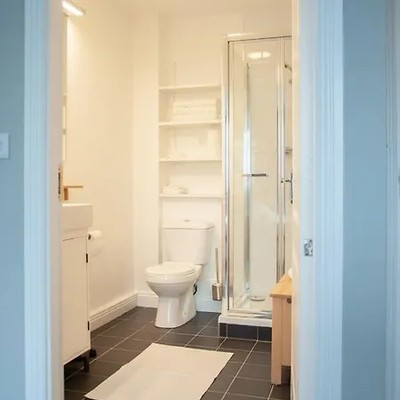 Spacious, Modern Two Bed With Parking *