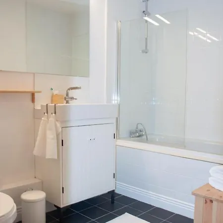 Spacious, Modern Two Bed With Parking