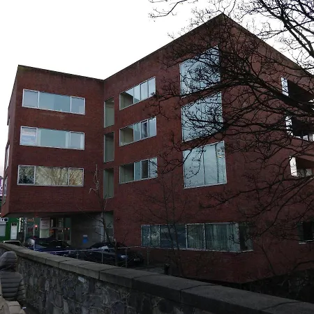 Spacious, Modern Two Bed With Parking Apartment